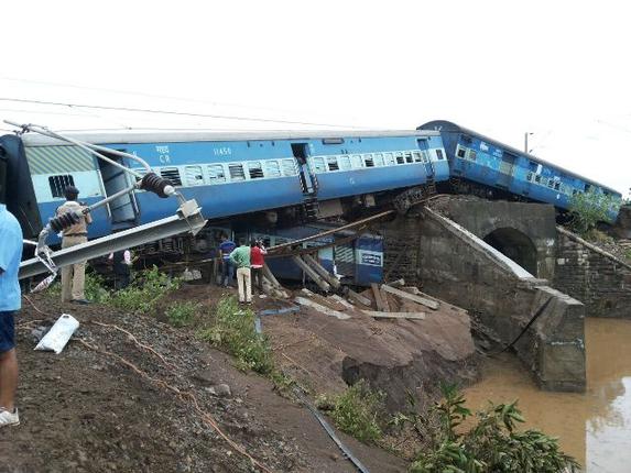 29killedinmptwintrainderailments;probeordered